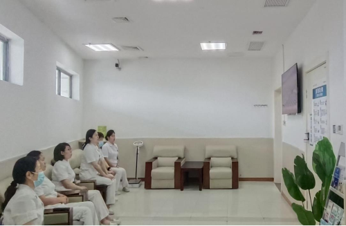门诊部  党支部收看直播.png