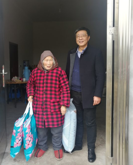 党委书记杜林带队慰问贫困户.jpg