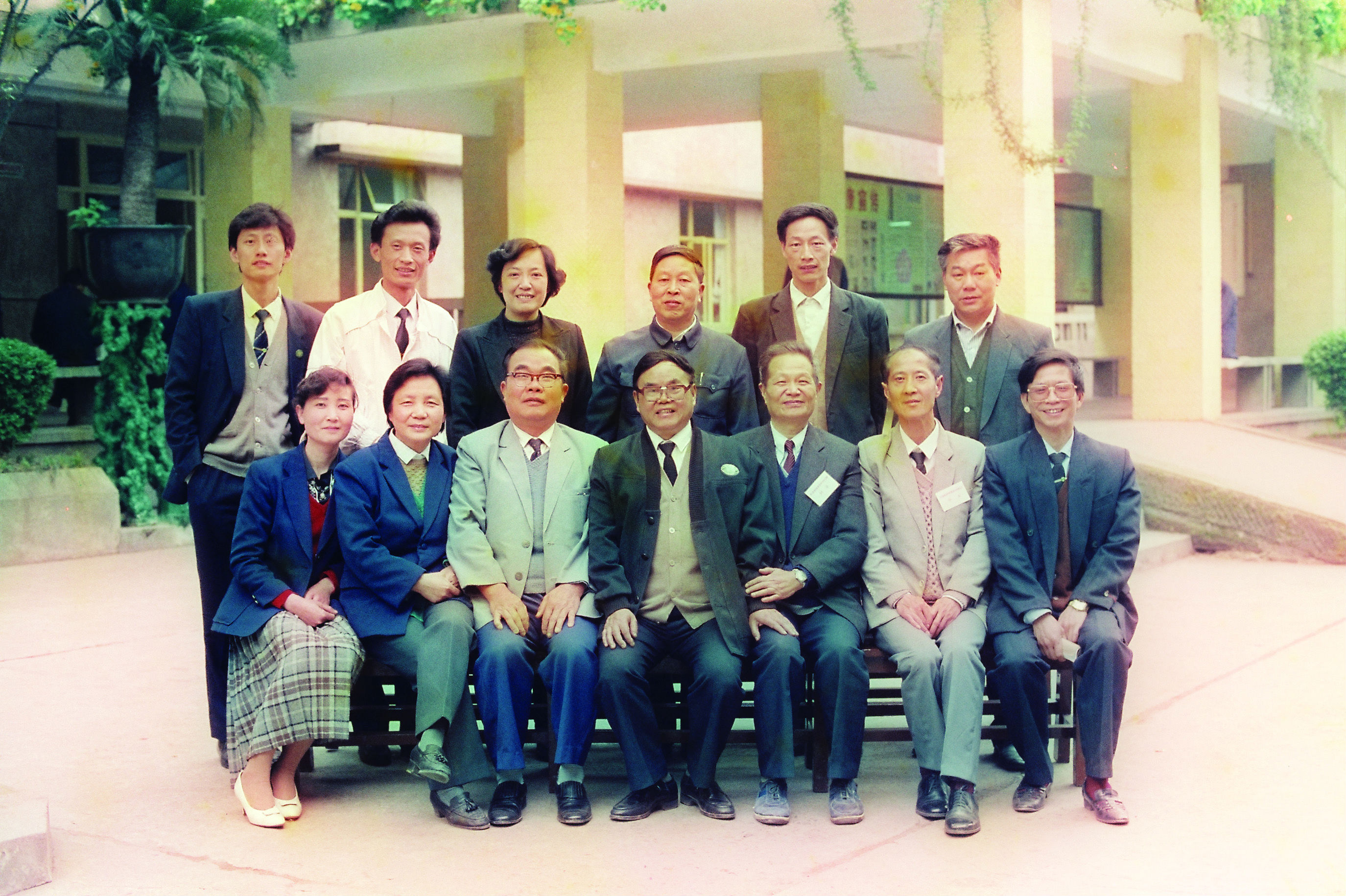 院部分后勤人员合影(第一排左四为罗蠲兰).jpg
