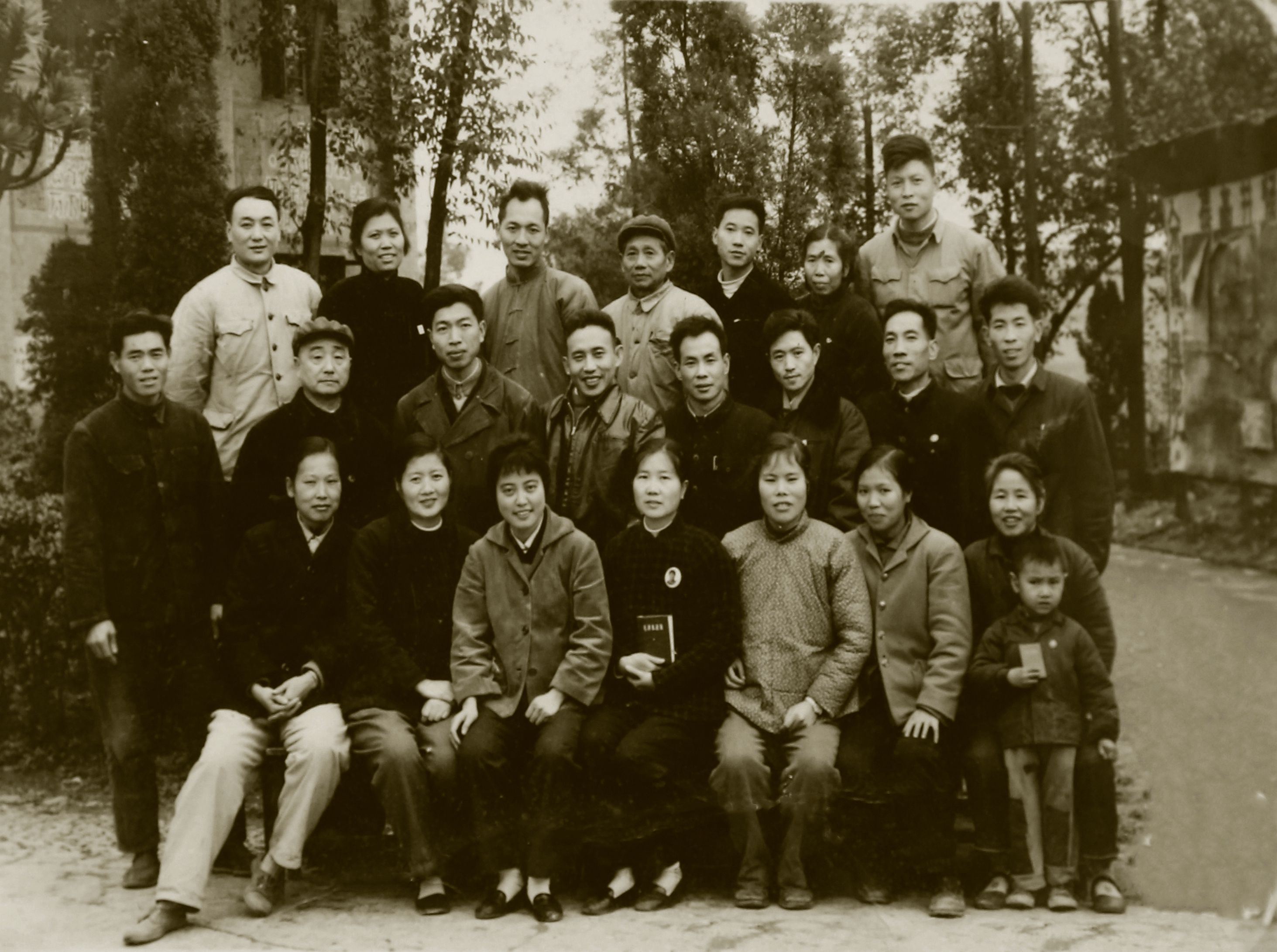内江地区药剂人员合影(后排右一为叶德诚).JPG
