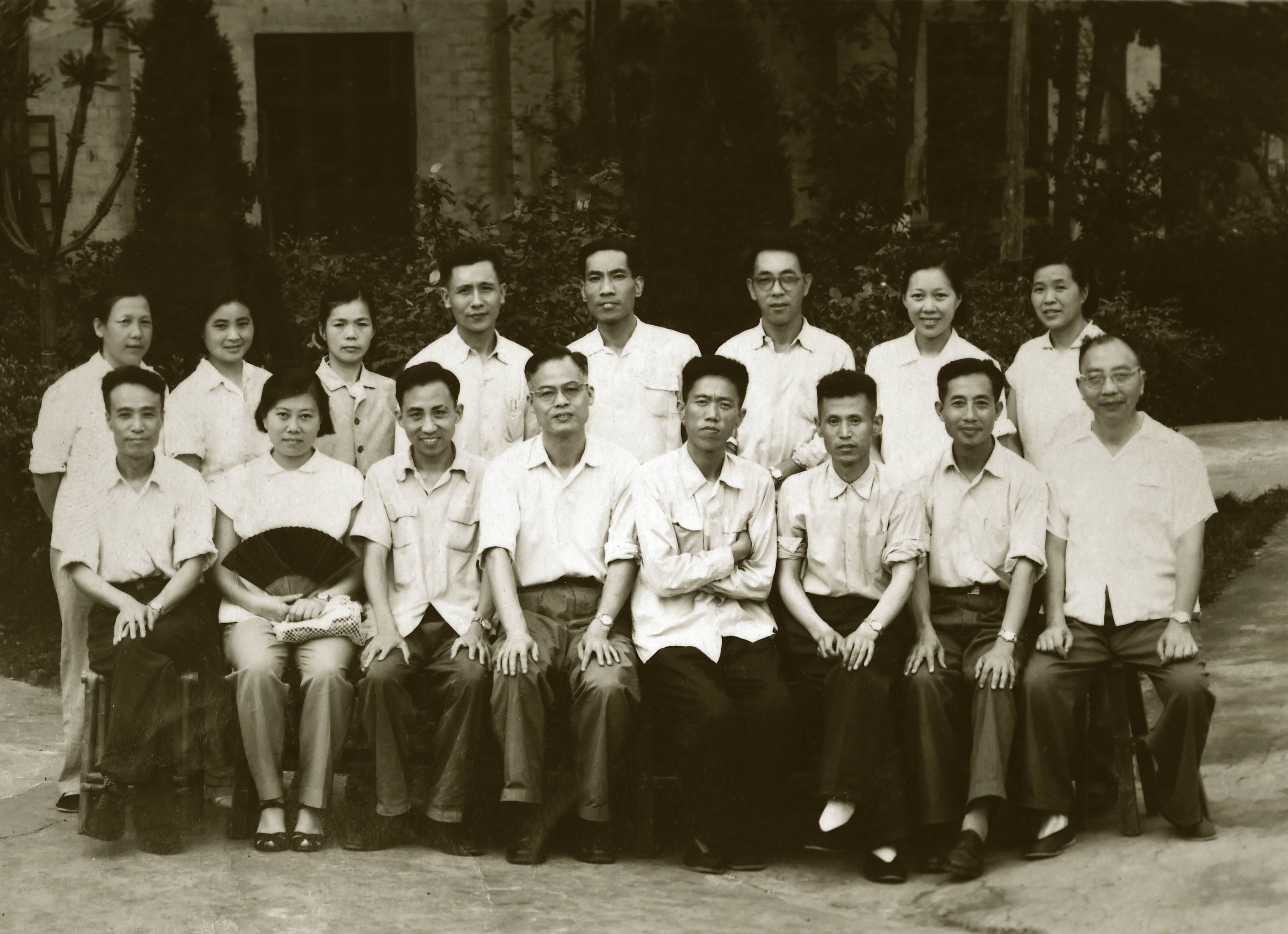 1965年欢送重医老师(第一排左五为赵义书).JPG