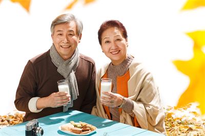 1703659483782772.jpg 千库网_老年夫妇喝牛奶_摄影图编号385132.jpg