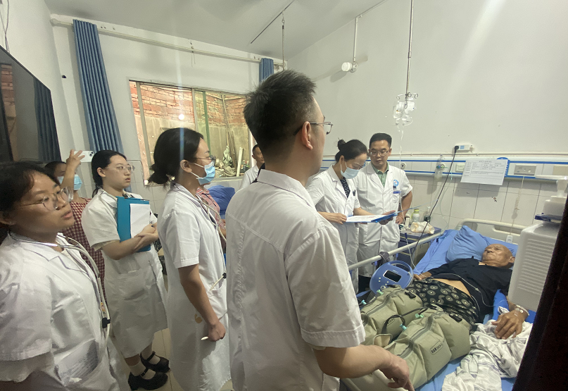 发展部 资中县发轮镇卫生院开展医疗帮扶活动 - 副本.png