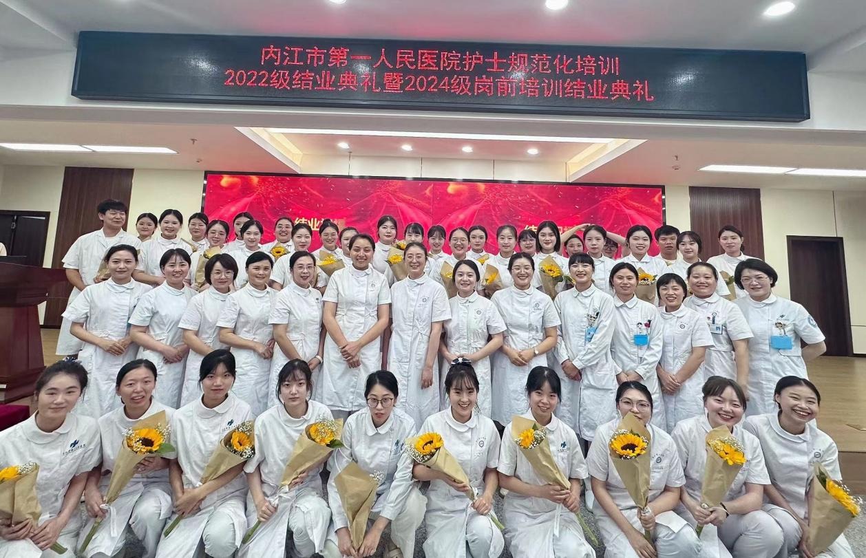 1723794564485400.png 护理部 2022级护士规培学员结业典礼.png