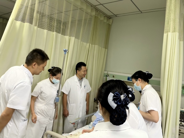 1761549910890686.jpg 陈智彬带领团队查房(1).jpg