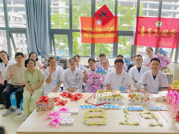 呼吸与危重症医学科  医师节活动.png